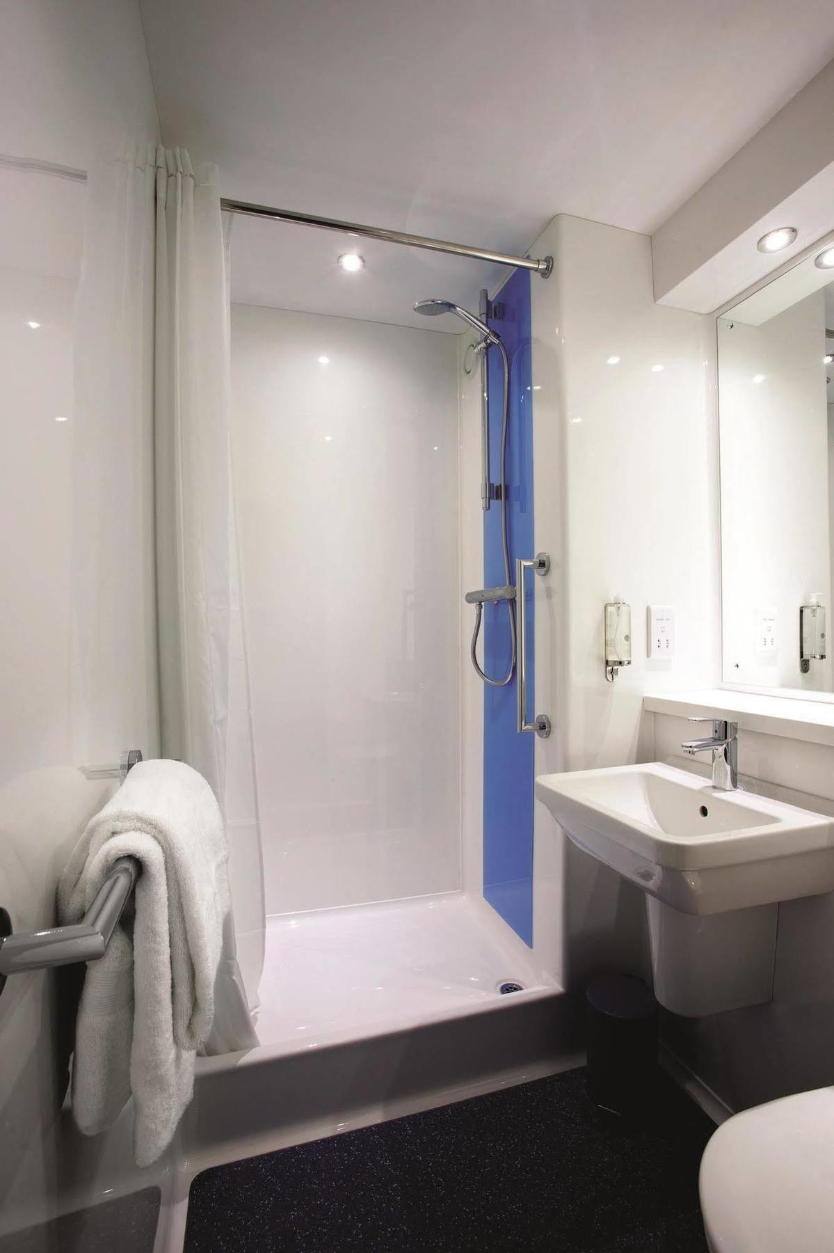 Travelodge Battersea Londen Buitenkant foto